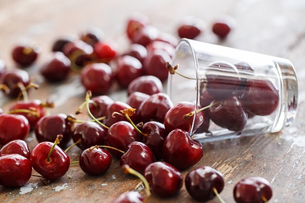 Deliciosa cereza sobre la mesa