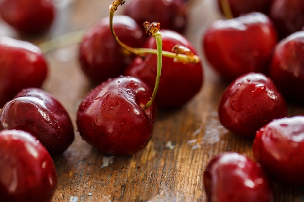 Deliciosa cereza sobre la mesa