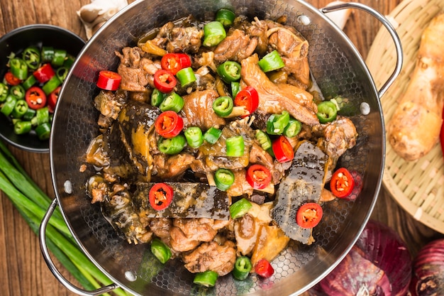 Foto gratuita deliciosa cocina china, tortuga de caparazón blando guisado con olla de pollo