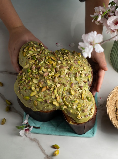 Foto gratuita deliciosa colomba con ángulo alto de pistacho