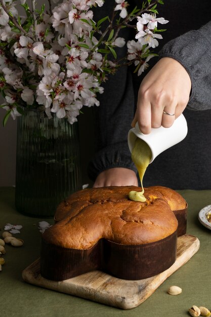 Deliciosa colomba y pistacho alto ángulo