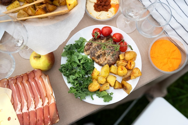 Foto gratuita deliciosa comida de alto ángulo en la mesa