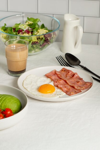 Deliciosa comida de alto ángulo en un plato