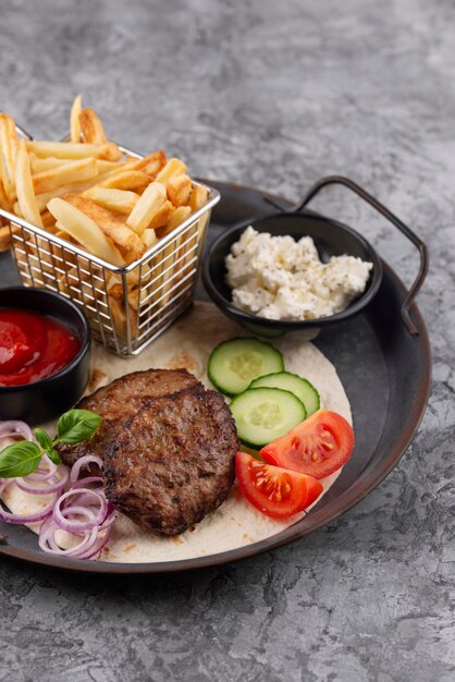 Deliciosa comida de alto ángulo en un plato