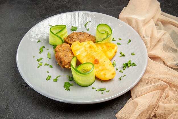 Deliciosa comida casera de chuleta junto con patatas