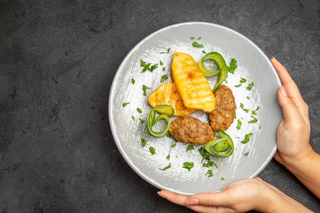 Deliciosa comida casera de chuleta junto con patatas