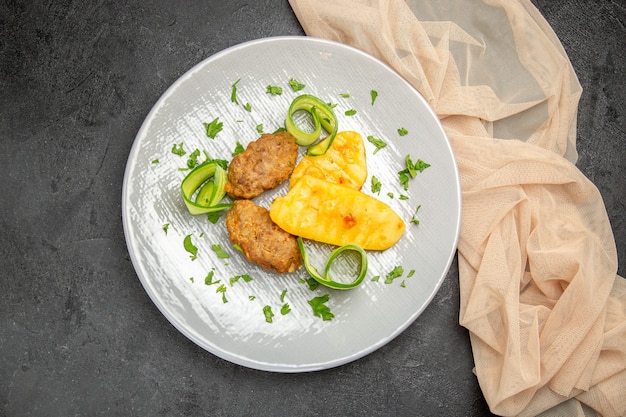 Deliciosa comida casera de chuleta junto con patatas