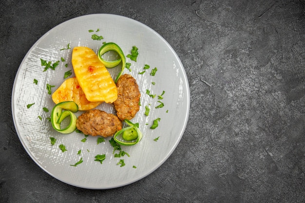 Deliciosa comida casera de chuleta junto con patatas