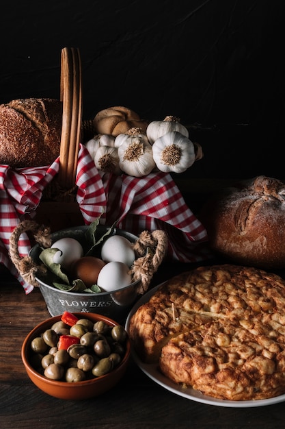 Deliciosa comida cerca de la cesta