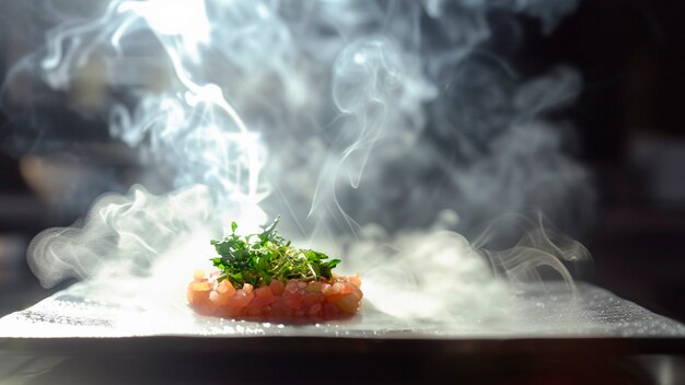 Foto gratuita deliciosa comida cocinada con humo