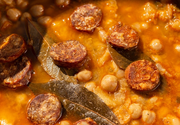 Foto gratuita deliciosa comida con composición de chorizo.