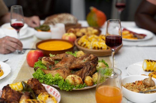 Foto gratuita deliciosa comida del día de acción de gracias en la mesa.