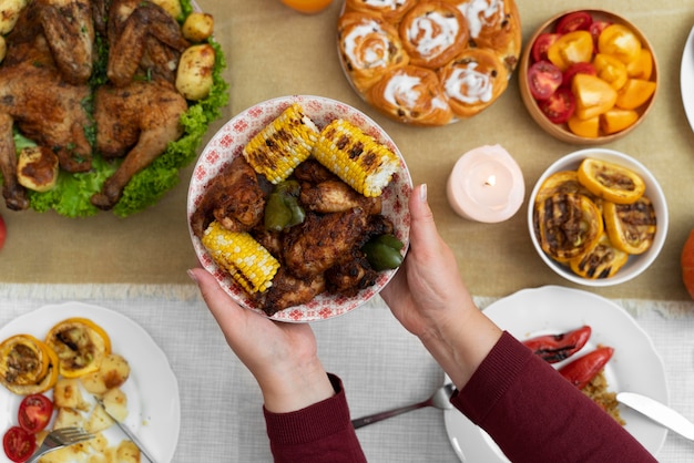 Foto gratuita deliciosa comida del día de acción de gracias en la mesa.