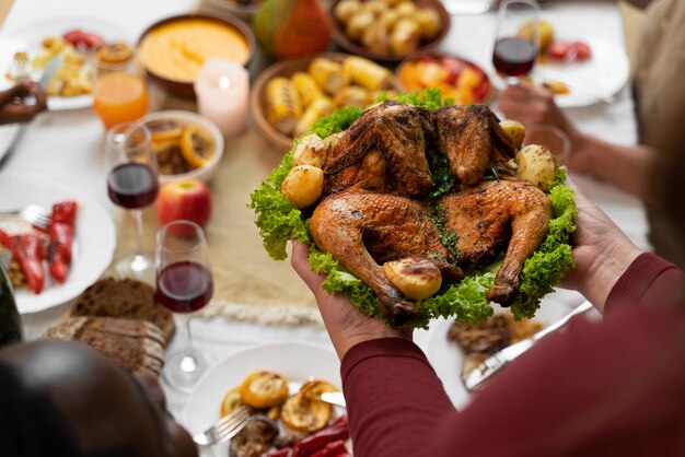 Deliciosa comida del día de acción de gracias en la mesa.