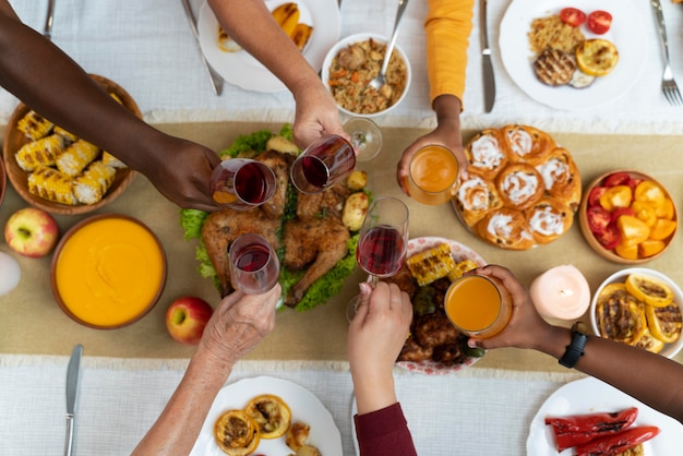 Foto gratuita deliciosa comida del día de acción de gracias en la mesa.