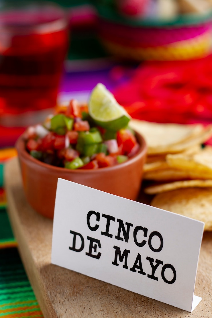 Foto gratuito deliciosa comida de fiesta mexicana de alto ángulo