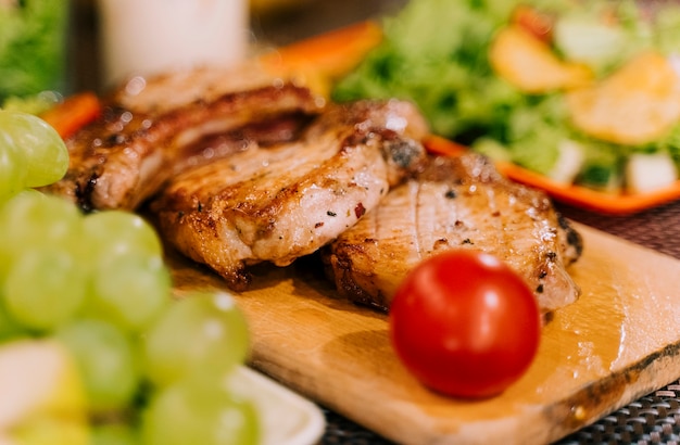 Deliciosa comida en el fondo borroso de tablero de madera