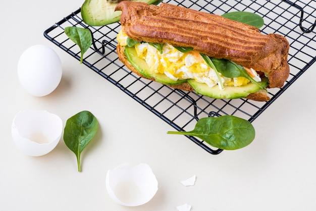 Foto gratuita deliciosa comida con huevos de alto ángulo