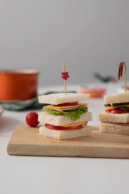 Deliciosa comida infantil en tablero de madera.