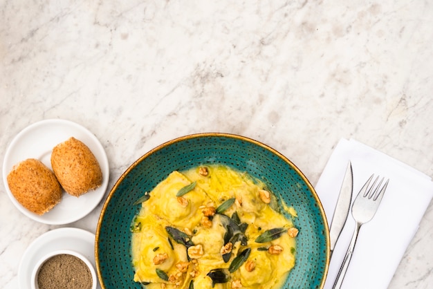 Deliciosa comida italiana para el desayuno en la superficie con textura blanca