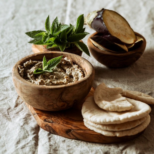 Foto gratuita deliciosa comida judía en tablero de madera