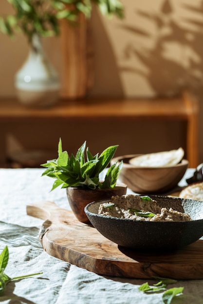 Deliciosa comida judía en tablero de madera