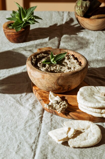 Deliciosa comida judía en un tazón de ángulo alto