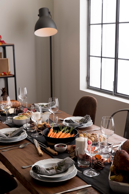 Deliciosa comida en la mesa para la celebración del día de acción de gracias