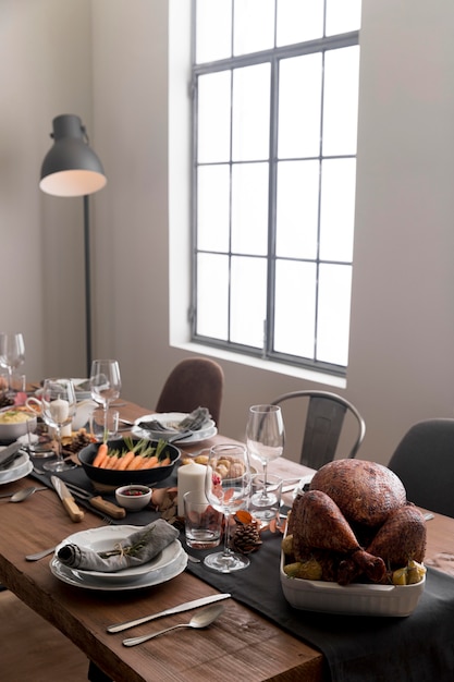 Deliciosa comida en la mesa para el día de acción de gracias.