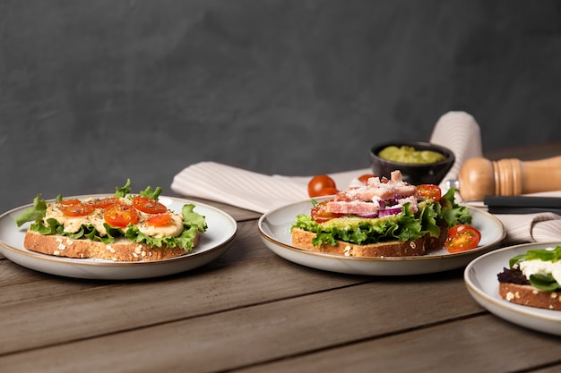 Foto gratuita deliciosa comida en mesa de madera