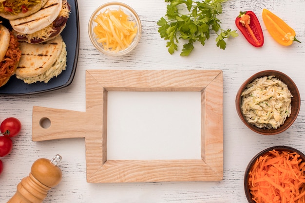 Deliciosa comida en mesa de madera