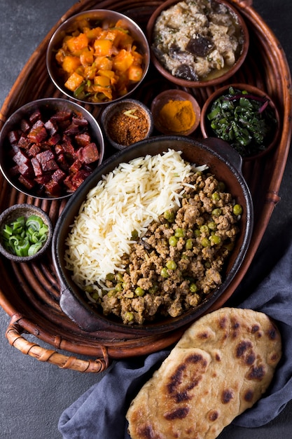 Foto gratuita deliciosa comida de pakistán en una mesa