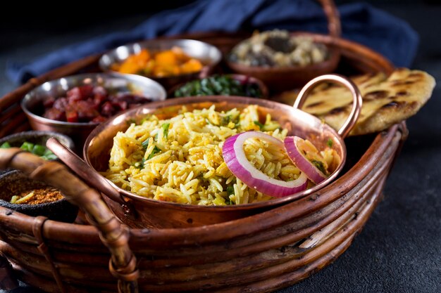 Deliciosa comida pakistaní en una canasta