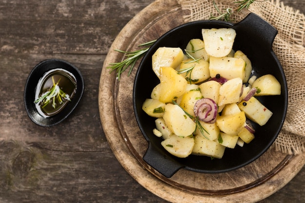 Deliciosa comida con papas y cebolla