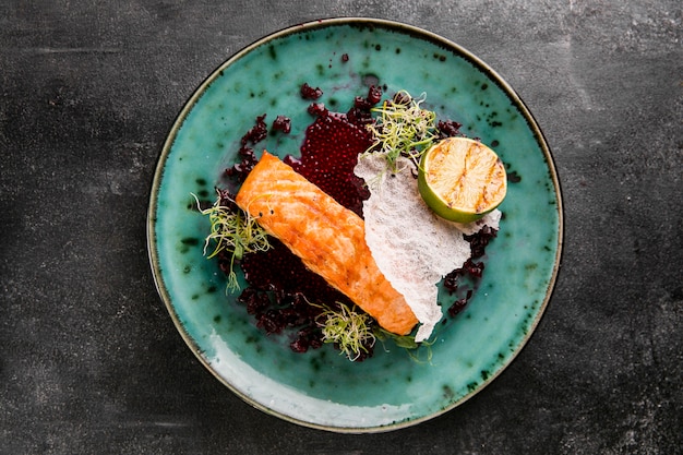 Foto gratuita deliciosa comida de pescado cocida en plano