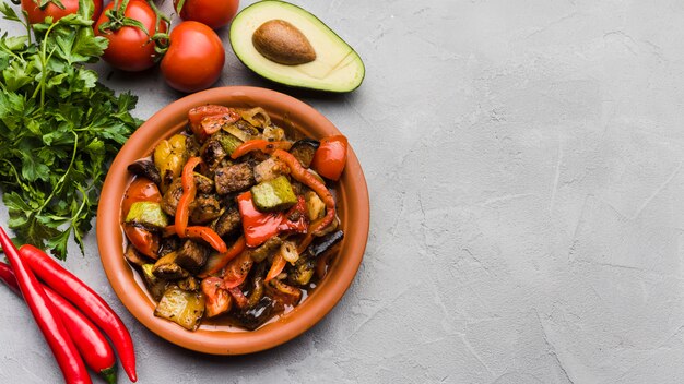 Deliciosa comida en plato entre verduras.