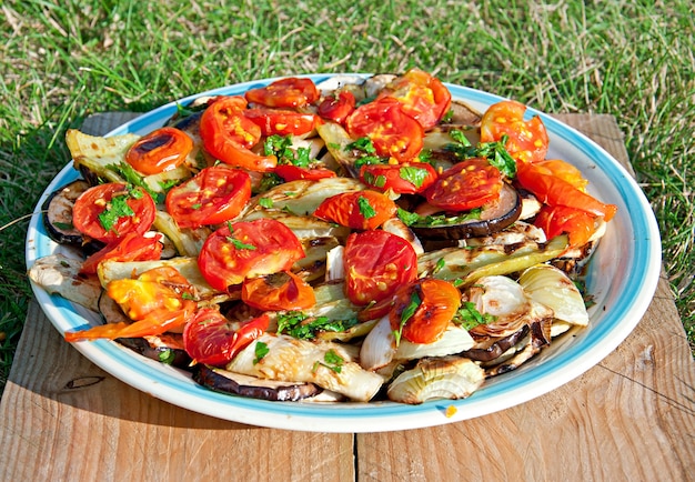 Foto gratuita deliciosa comida con tomates