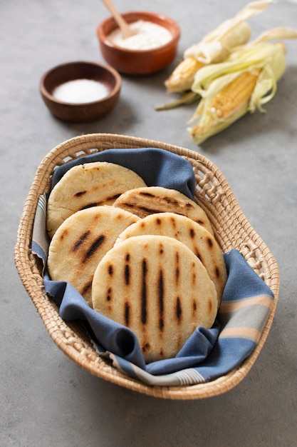 Deliciosa comida tradicional en canasta