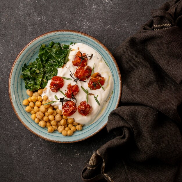 Deliciosa comida de yougurt con garbanzos y tomates secos