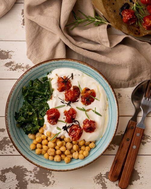 Deliciosa comida de yougurt con garbanzos y tomates secos