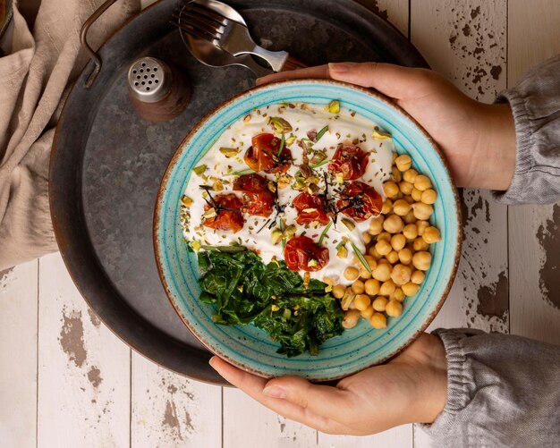 Deliciosa comida de yougurt con garbanzos y tomates secos