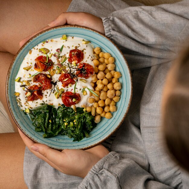 Deliciosa comida de yougurt con garbanzos y tomates secos