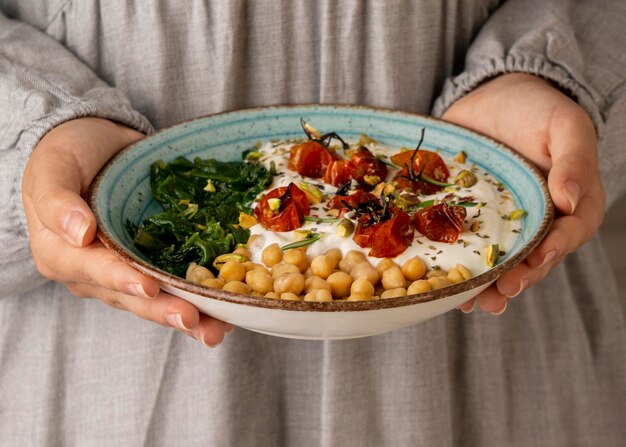 Deliciosa comida de yougurt con garbanzos y tomates secos