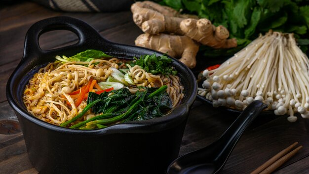 Deliciosa composición de alto ángulo de fideos en una mesa