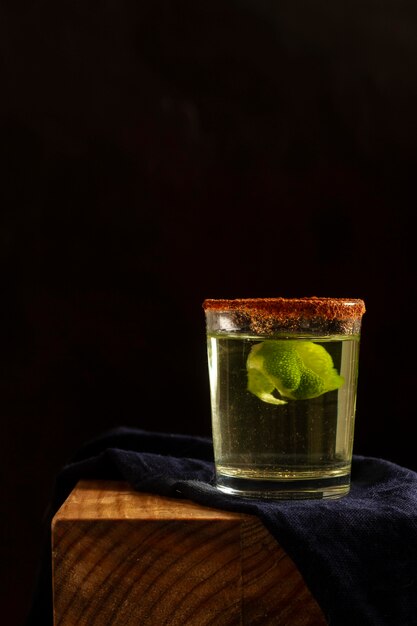 Deliciosa composición de bebida de mezcal.