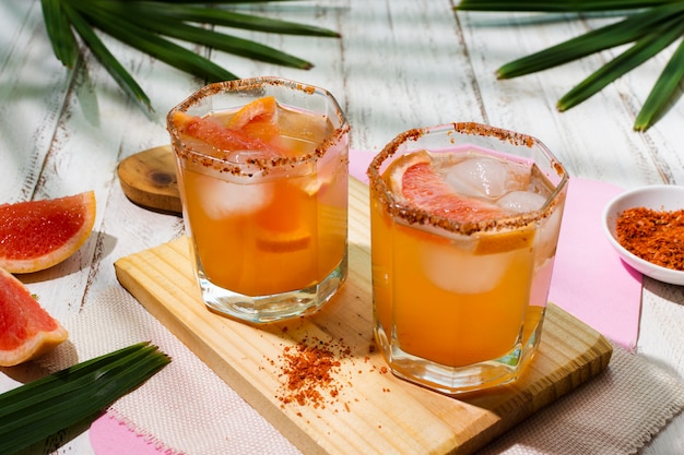 Deliciosa composición de bebida michelada.