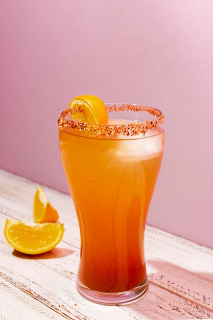 Deliciosa composición de bebida michelada.