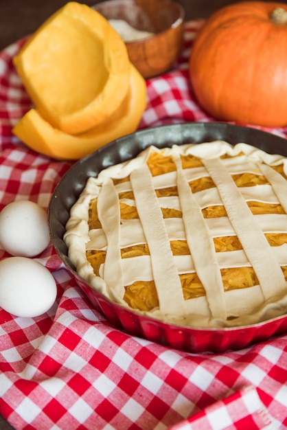 Deliciosa composición de pastel de manzana con huevos.