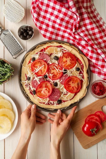 Foto gratuita deliciosa composición de pizza tradicional.