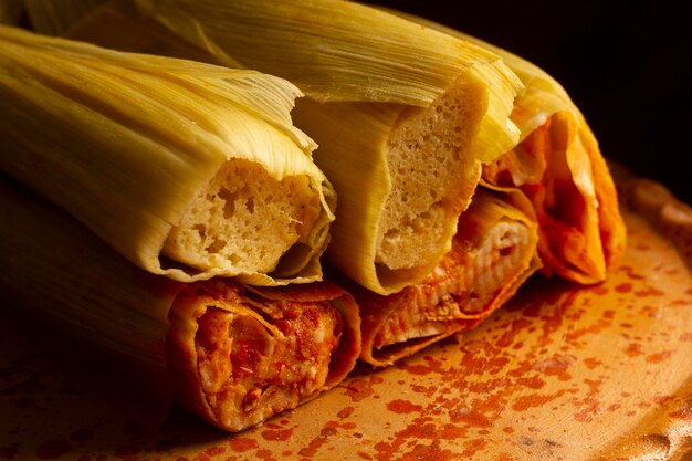 Deliciosa composición de tamales tradicionales.